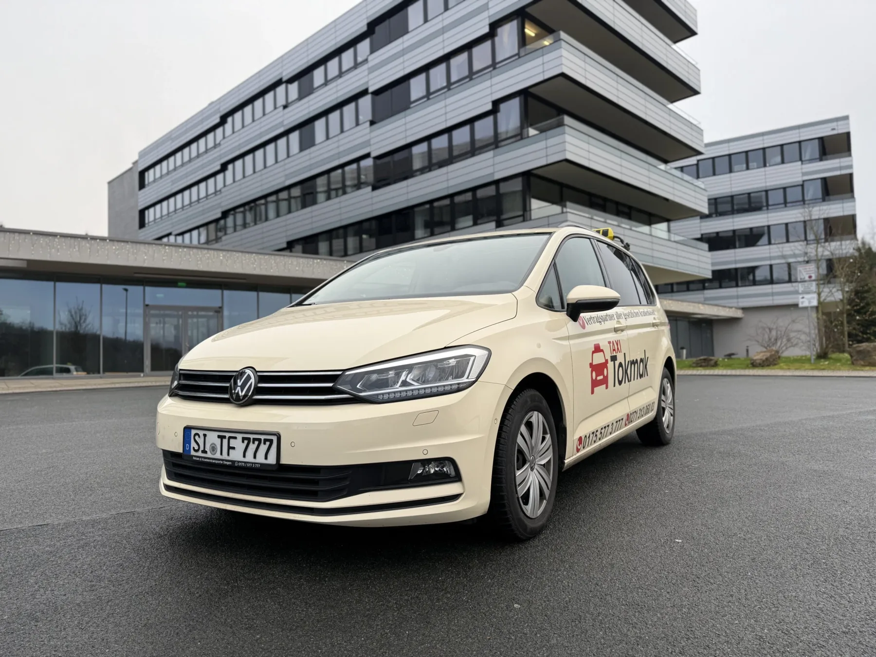 Fahrzeug von Taxi Tokmak für planbare Dialysefahrten in Siegen